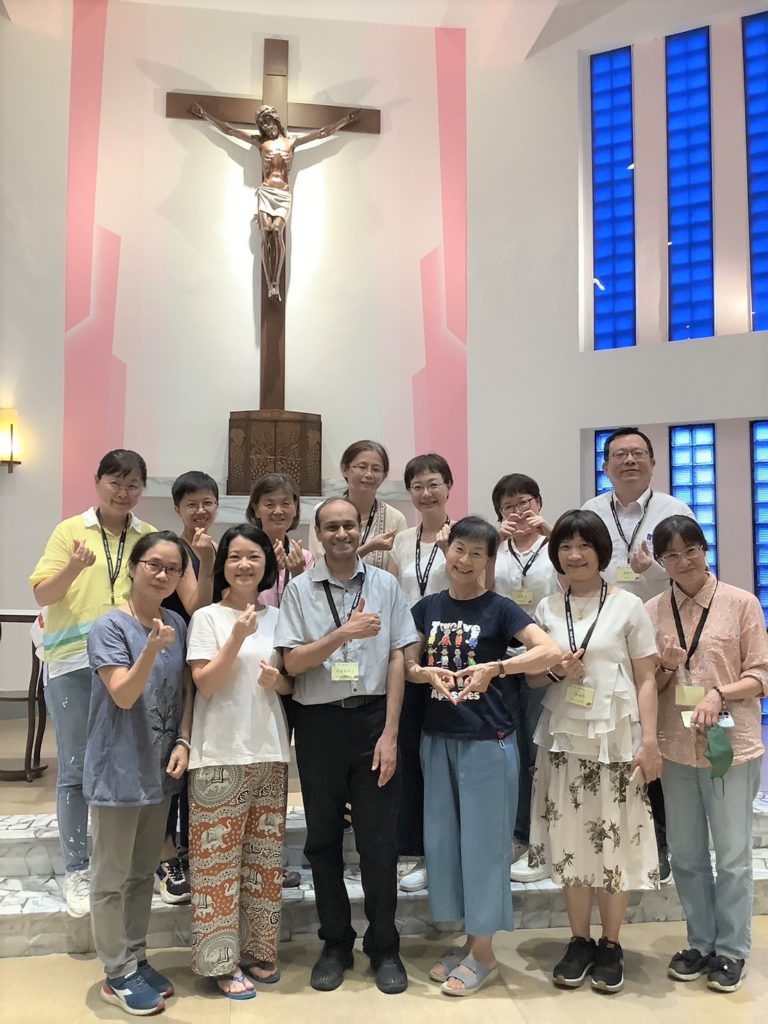 依纳爵灵修中心方进德神父带领第一天的避静