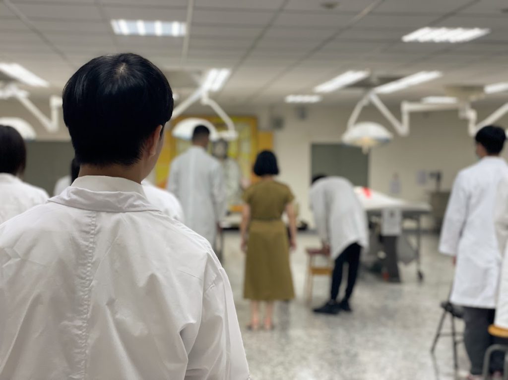 学生预演启用感恩礼