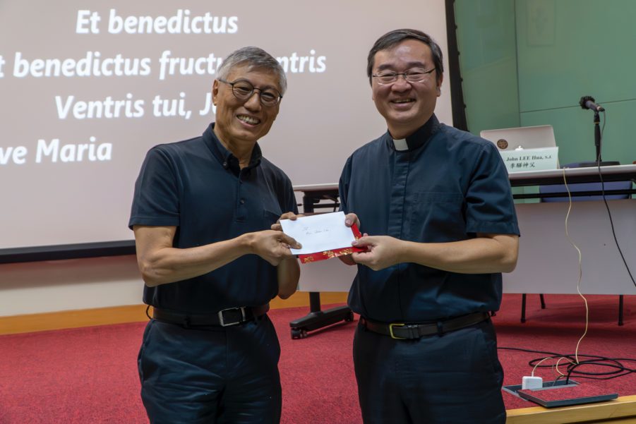 培训后,枢机致赠谢卡