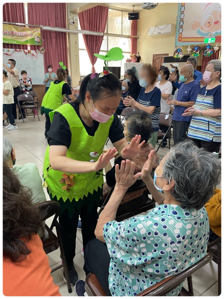 孩子與長者共舞