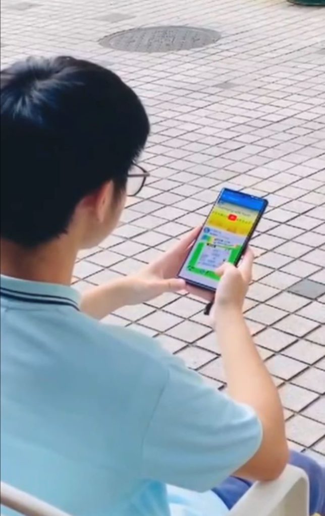 学生每天透过school app收到绿色小图卡上的小提醒