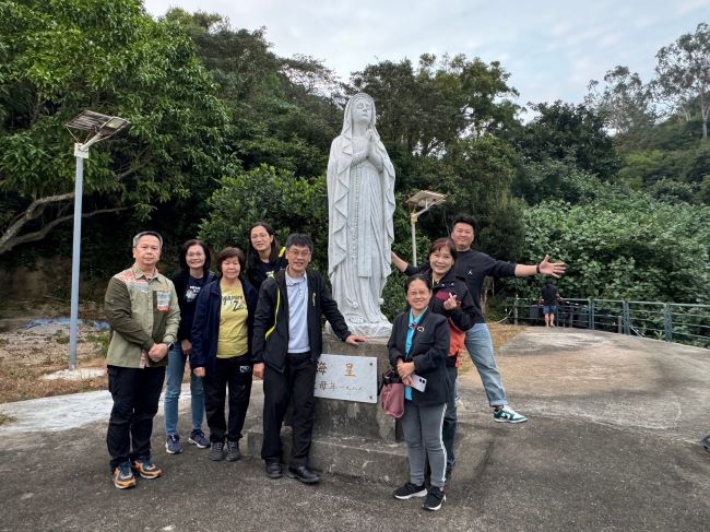 在海星圣母前合照