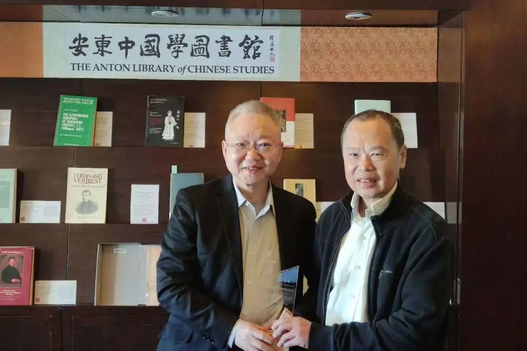 新任董事会主席董泽龙(左)与现任主席Tony Moreno