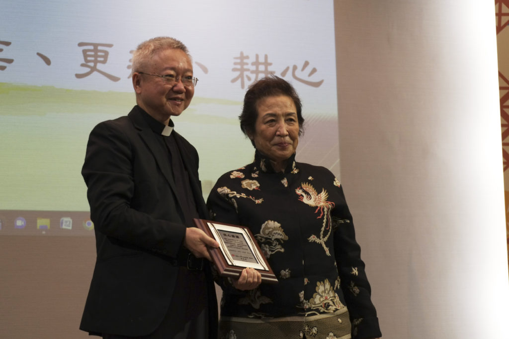董澤龍神父頒感謝狀給修莉薇女士