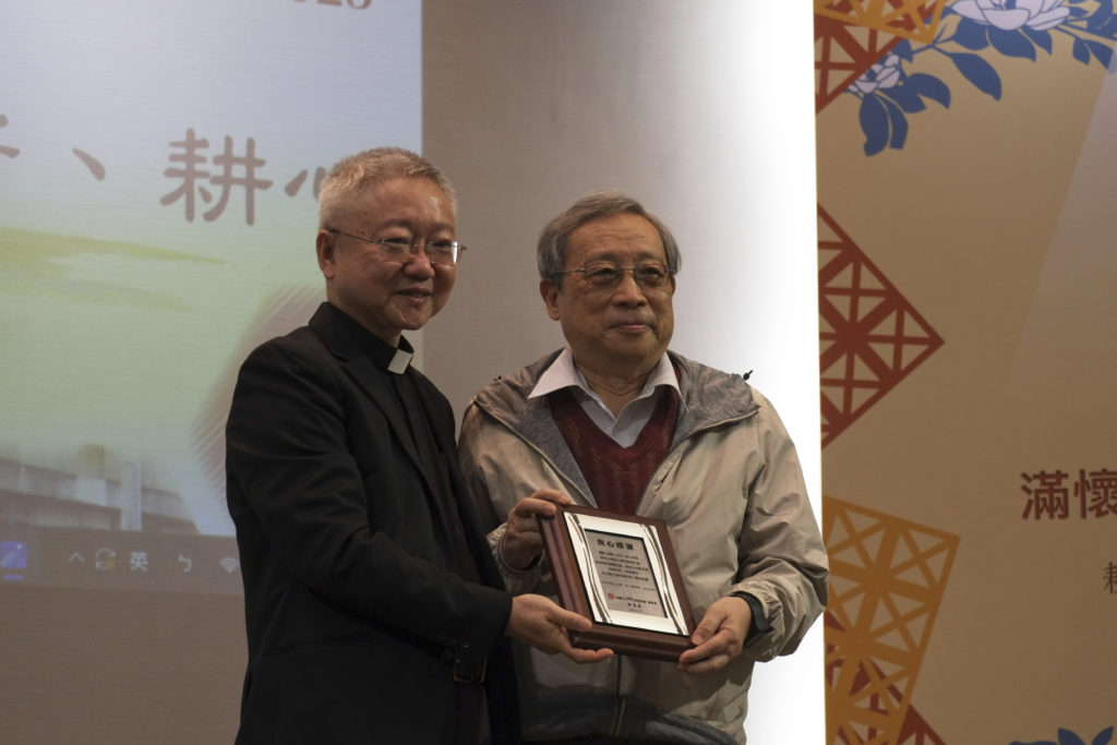 董澤龍神父頒感謝狀給張帆人教授