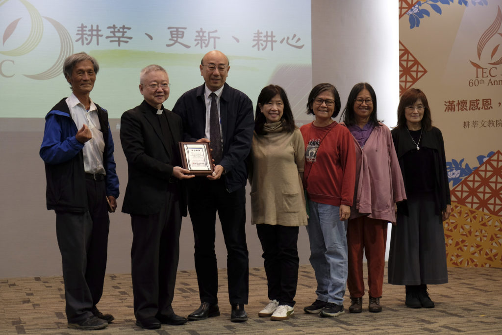 董澤龍神父頒感謝狀給台大光啟社代表