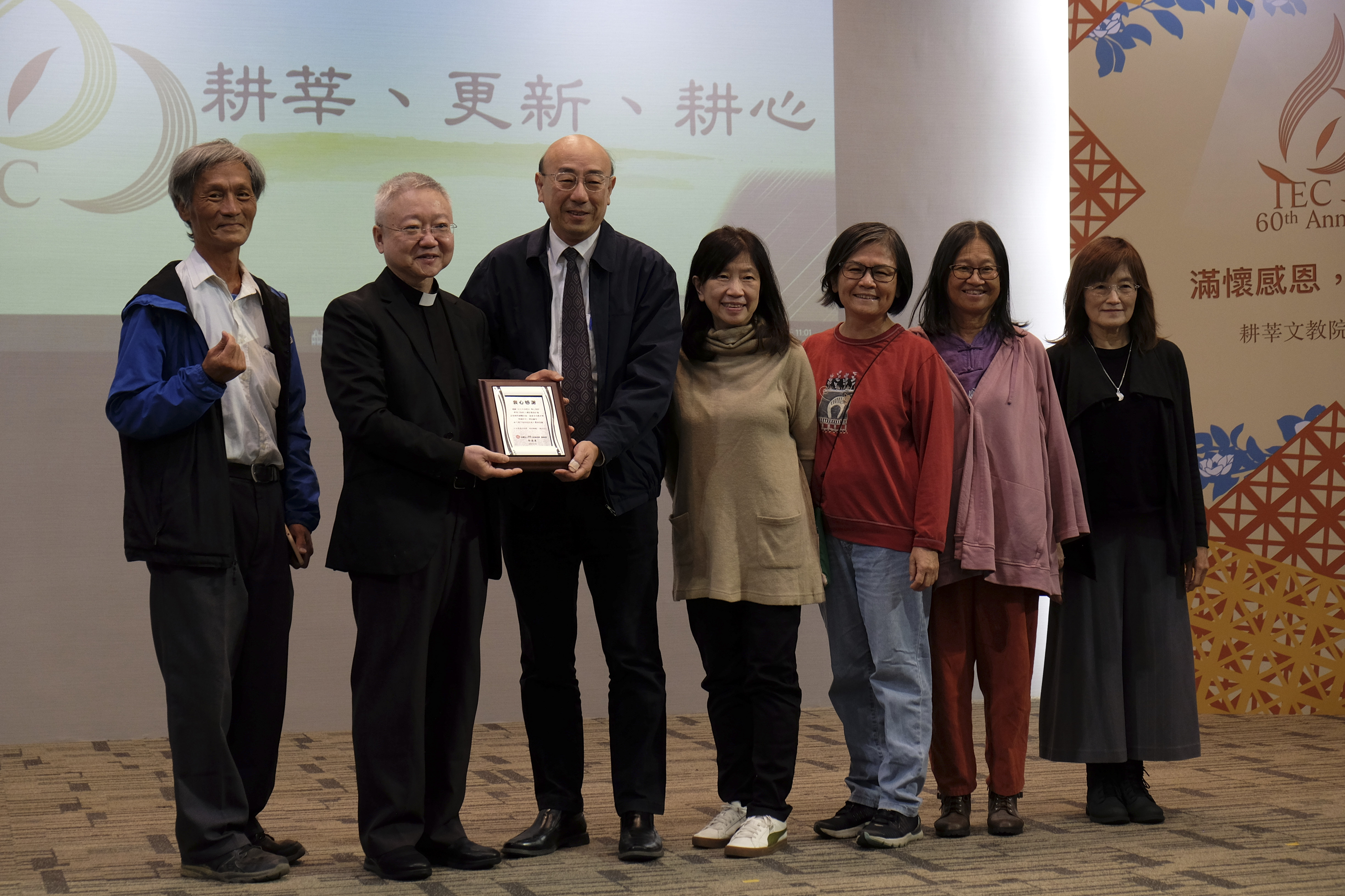 董澤龍神父頒感謝狀給台大光啟社代表