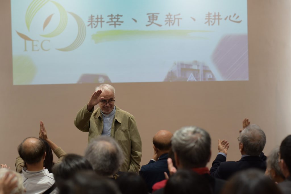 杜樂仁神父向來賓們揮手致意