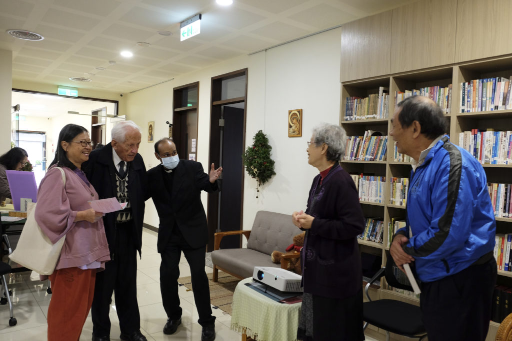 趙神父與來賓參訪台北依納爵靈修中心