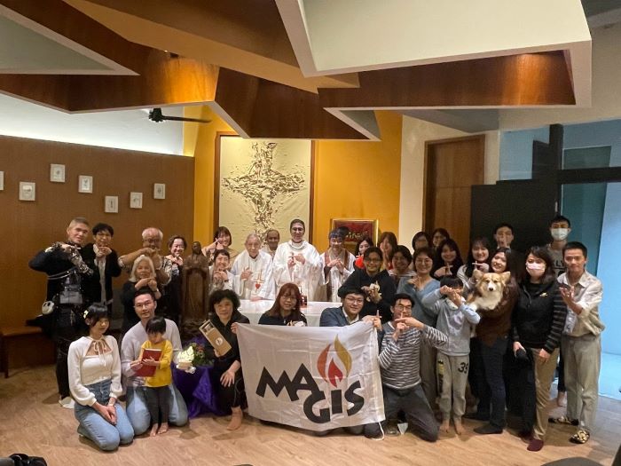 Magis 青年中心改組十週年紀念日當天，彌撒後合照
