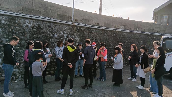 第一天活动结束后,邓立仁神父 (中间戴黑帽者) 带领祈祷