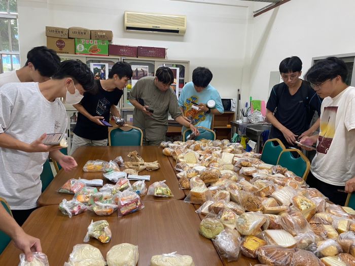 学生领取食物