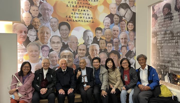 台大光启社成员与耶稣会神父，自左二起往右分别为饶志成神父、赵仪文神父和朱立德神父