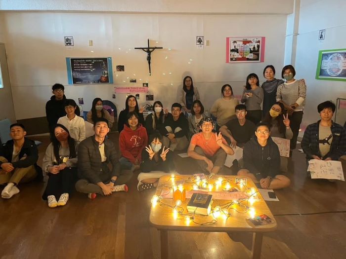 因为朴神父的聆听和灵感,林薇 (著红色帽T者) 到南部开拓耶稣会的青年工作