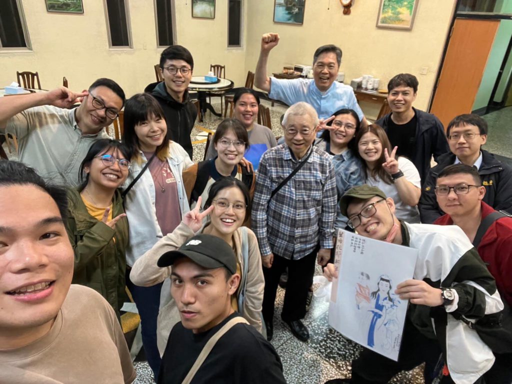 Meet the Jeusits 中間著格紋襯衫為吳良國神父