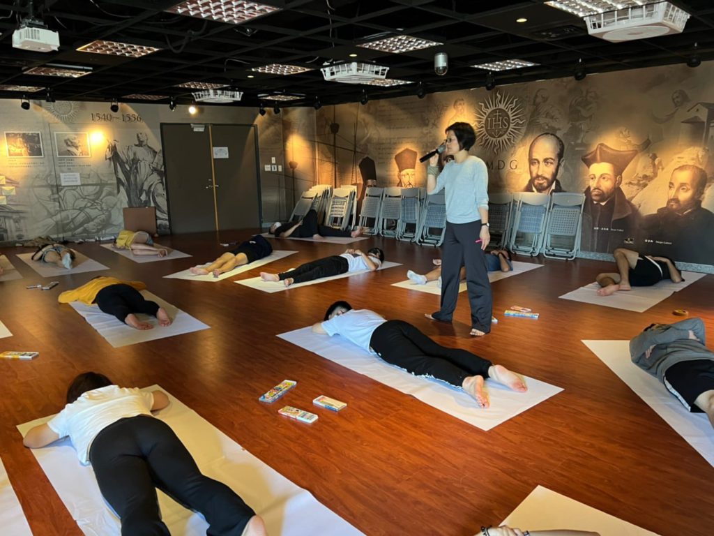 202112月高中領袖營中的表達性藝術，帶領者為耶穌孝女會蔡慈芬修女