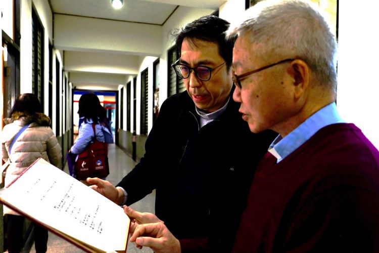 董澤龍神父(右)與謝詩祥神父討論祝福禮流程