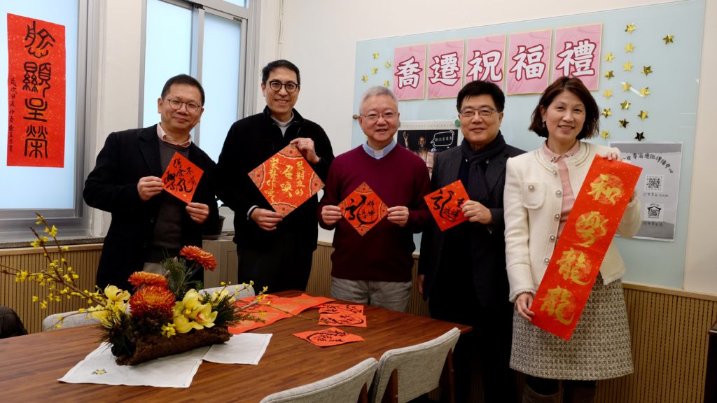 謝詩祥神父與董澤龍神父和陳弟兄、劉弟兄與湯姊妹合照