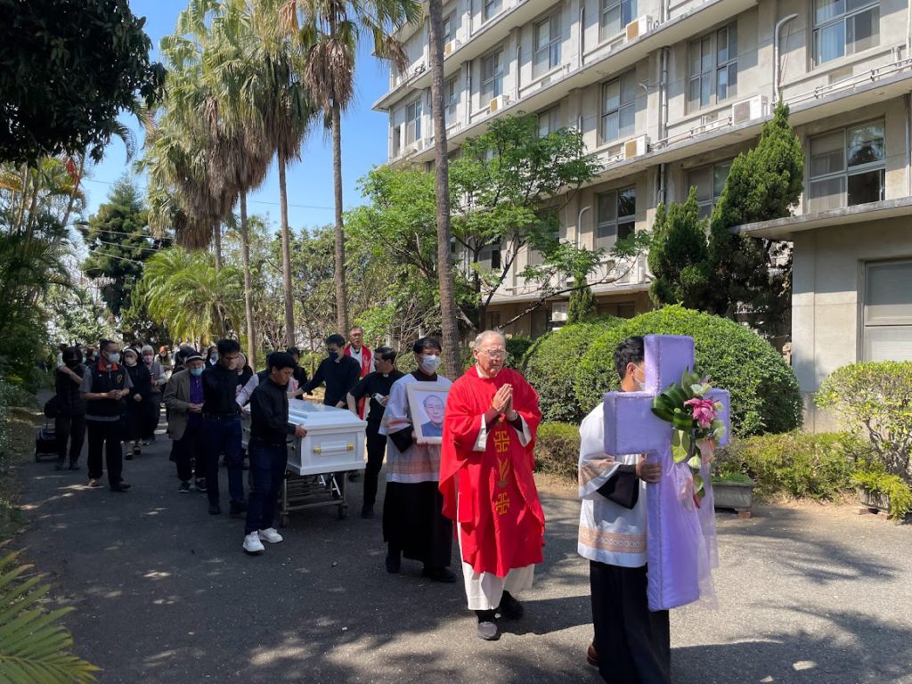送徐神父到墓園