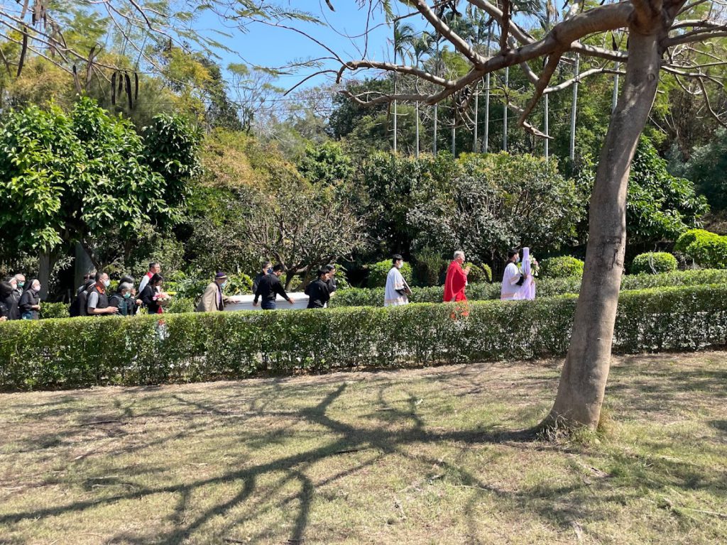 送行隊伍上坡