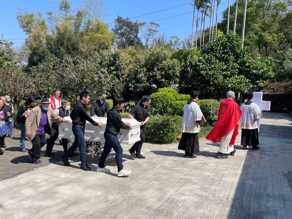 耶穌會士們為徐可之神父扶靈