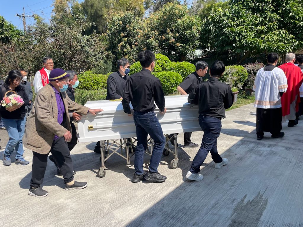 耶穌會士們為徐可之神父扶靈