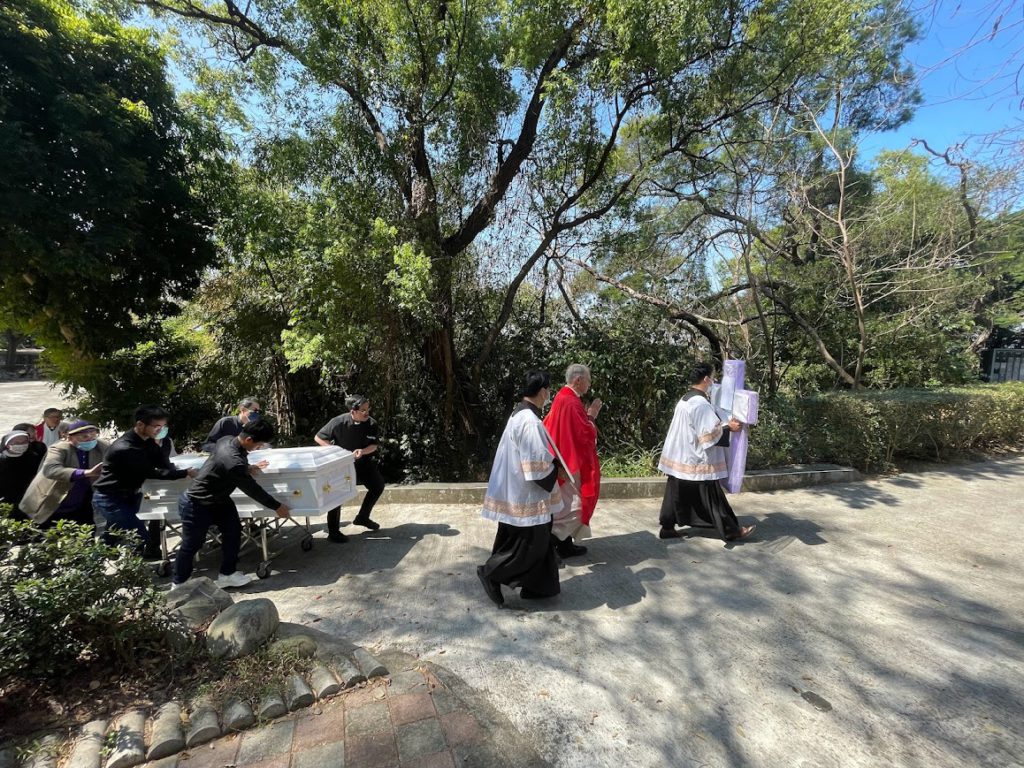 前往墓園