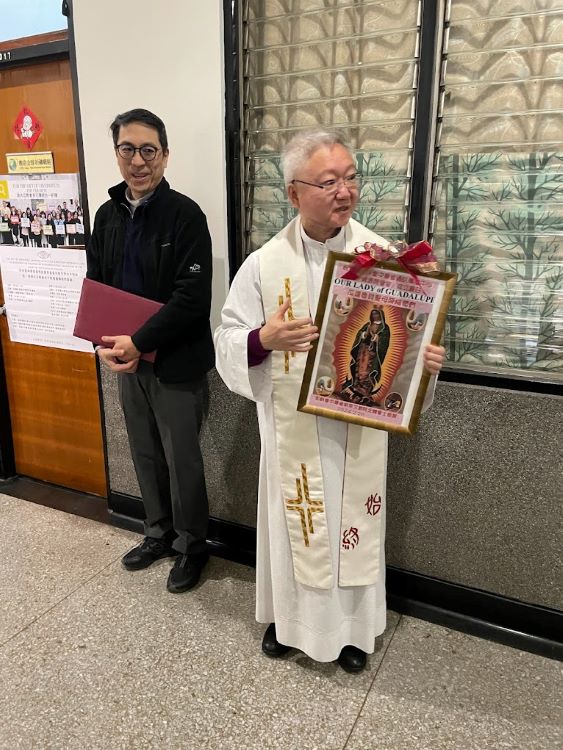 董神父介紹朱立德神父致贈的瓜達魯貝聖母像