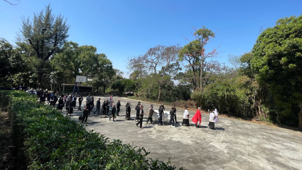 送行隊伍經過靜山籃球場