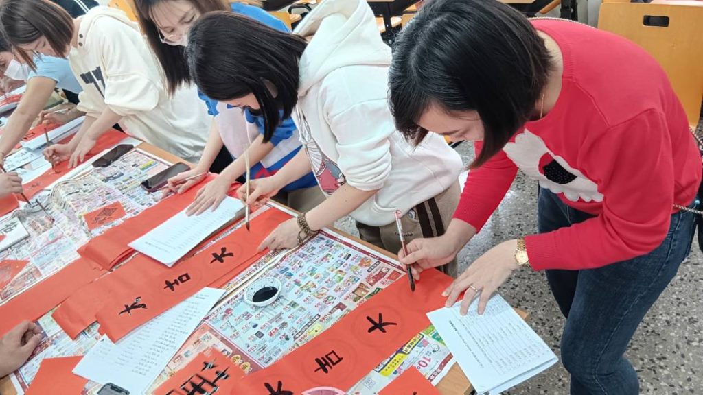 透過寫春聯共同練習中文、共同度過一個溫暖的年