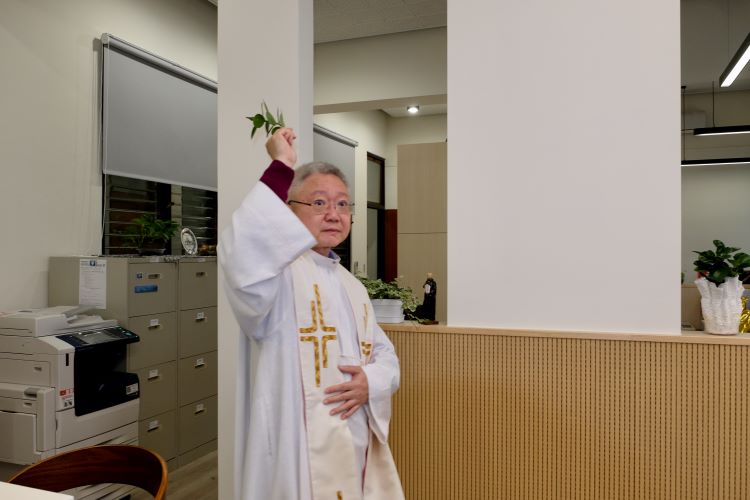 向會議室灑聖水