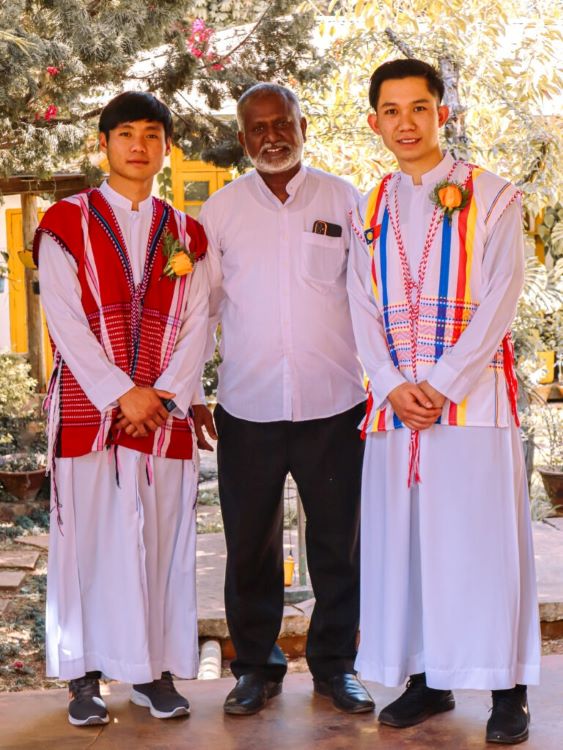 两位发愿会士与缅甸耶稣会士的长上,吉利希.圣地亚哥神父 (Fr Girish Santiago SJ) 合照