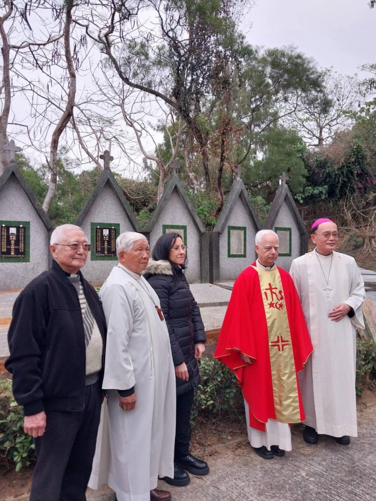 左起饒志成神父、林吉男主教、喬吉雅、墨朗神父、蘇耀文主教於靜山墓園合照