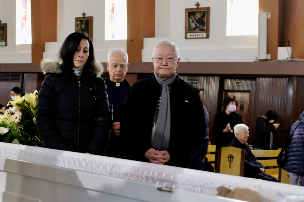 喬吉雅、墨朗神父、饒志成神父瞻仰遺容