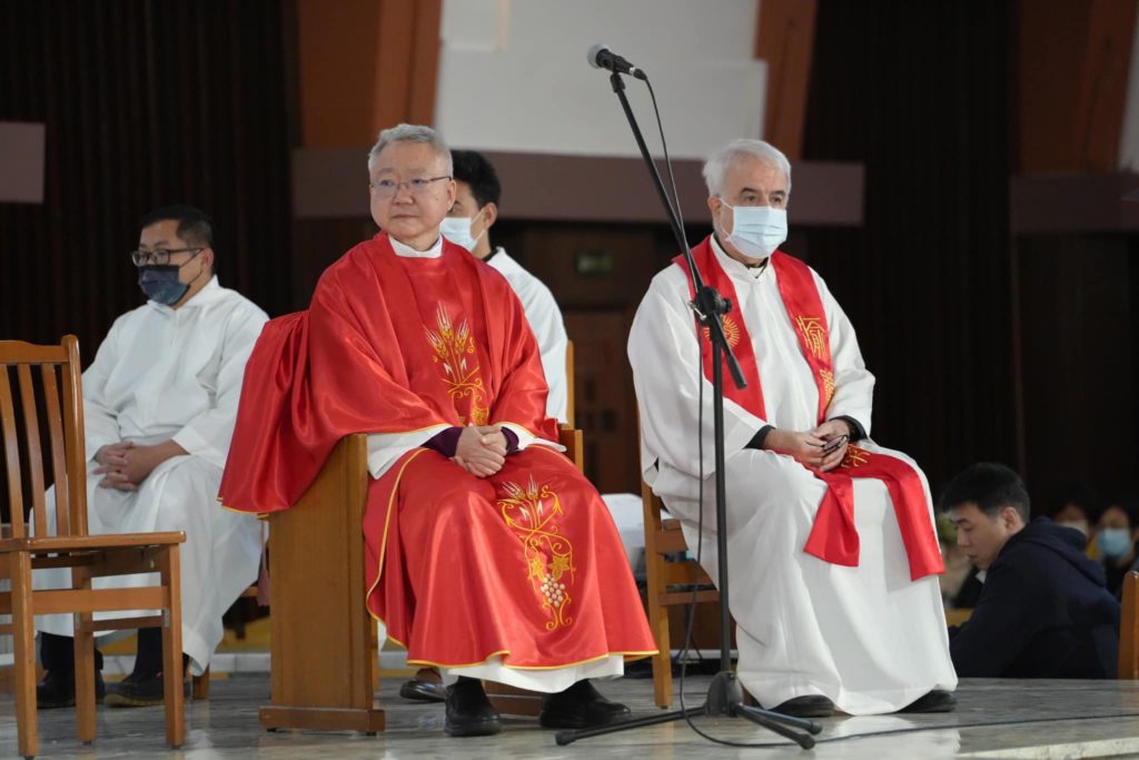 董澤龍神父 (左) 與杜樂仁神父