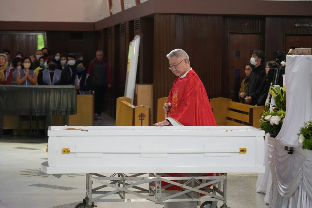 董澤龍神父瞻仰遺容