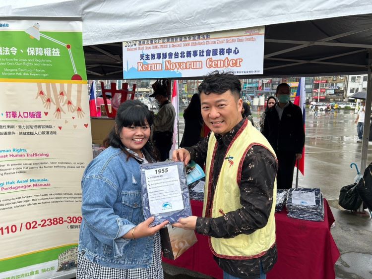 在贈品貼上1955專線，宣導移工了解個人權益