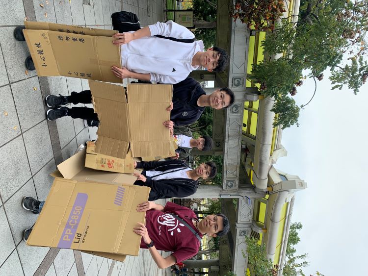 移工与无家者组于台北龙山寺周边体验游民寻找遮风避雨的纸板