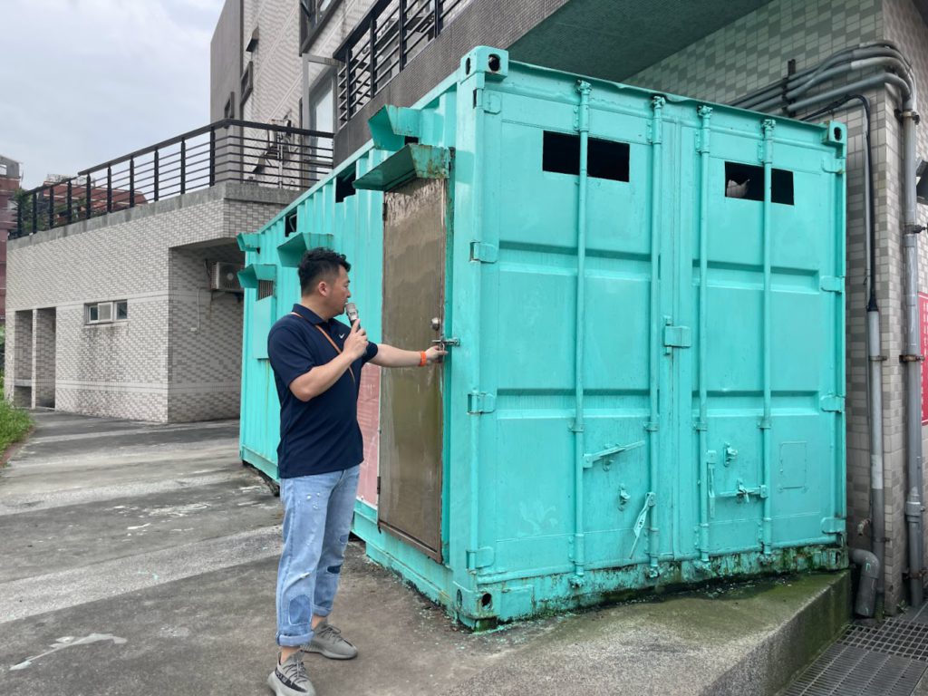 李正新說明港邊雖有設置簡易浴室卻上鎖，漁工必須在漁會大樓上班時間才能向保管人員拿取鑰匙。
