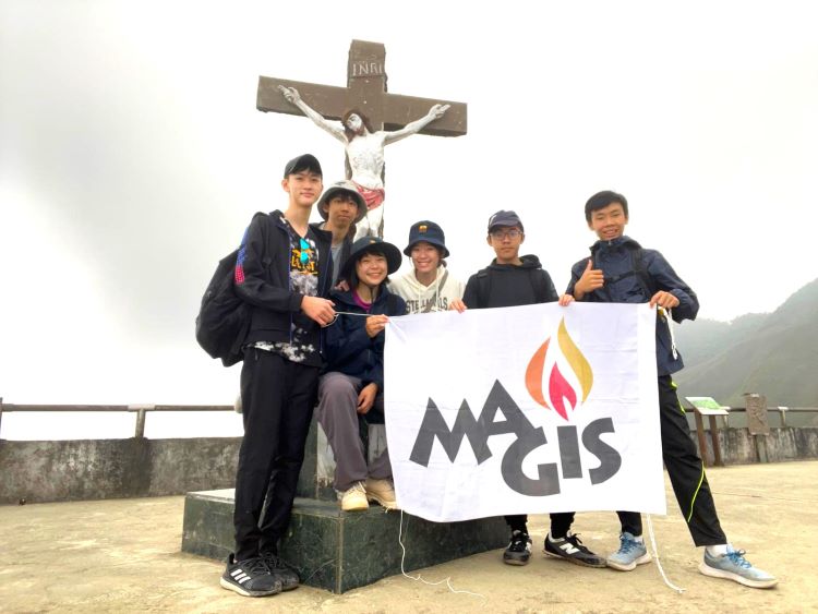 九龙华仁学生于宜兰圣母山庄山顶十字架前合影