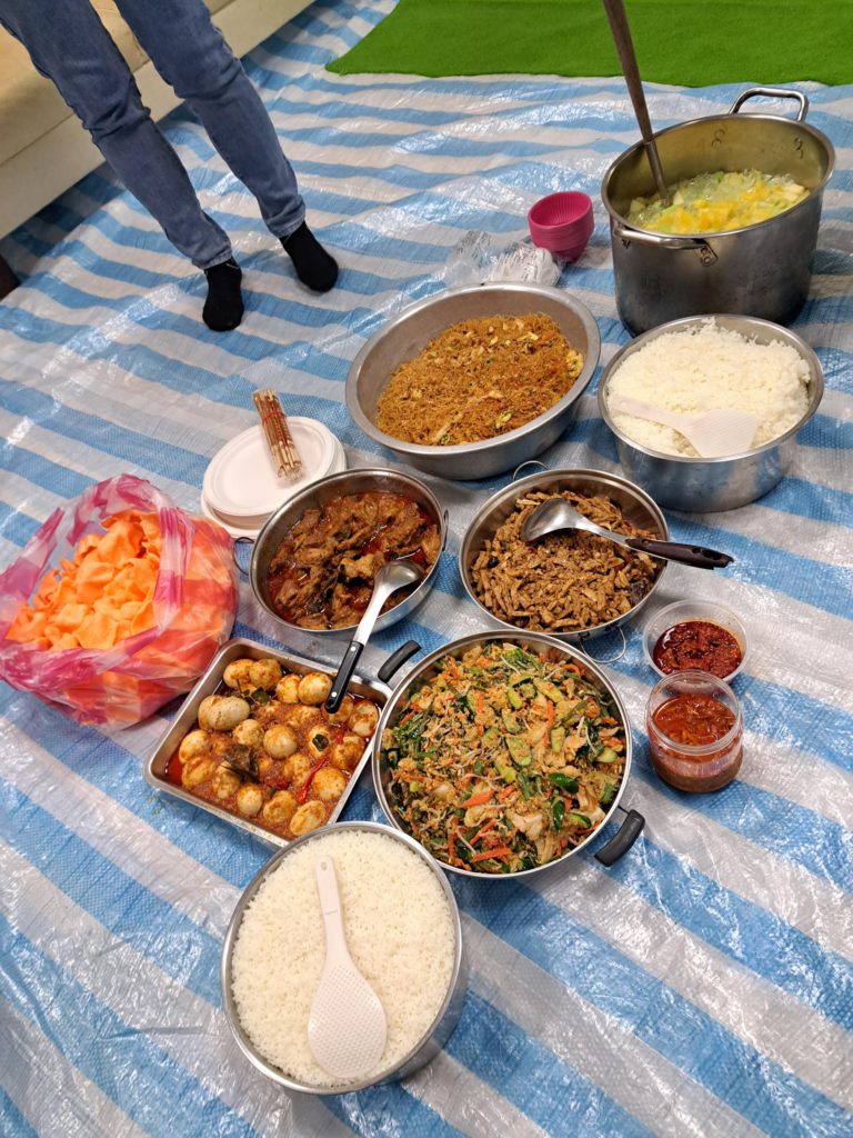 移工與無家者組和越南移工享受美食