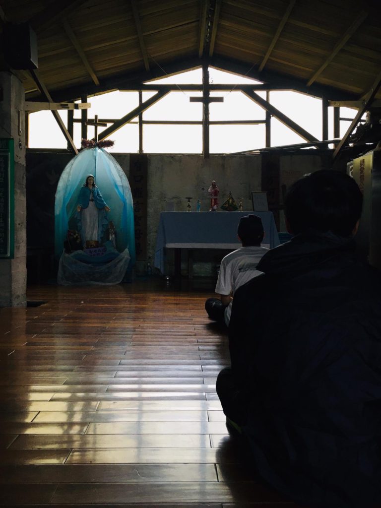 徒步朝聖組於聖母山莊內祈禱