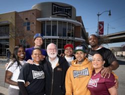 博伊爾神父與年輕人在兄弟工廠前合影