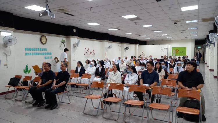 前排左起為李驊神父、李克勉主教
