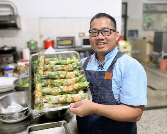 黃輝友修士喜歡餵飽大家肚子，也渴望滋養人靈