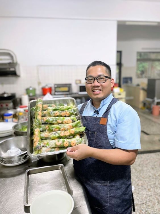 黃輝友修士喜歡餵飽大家肚子,也渴望滋養人靈