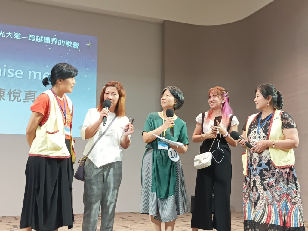 移工到舞台上給參加比賽的雇主打氣
