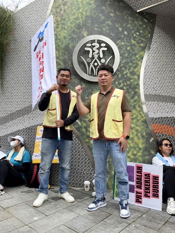 新事中心社工督導李正新 (右)
