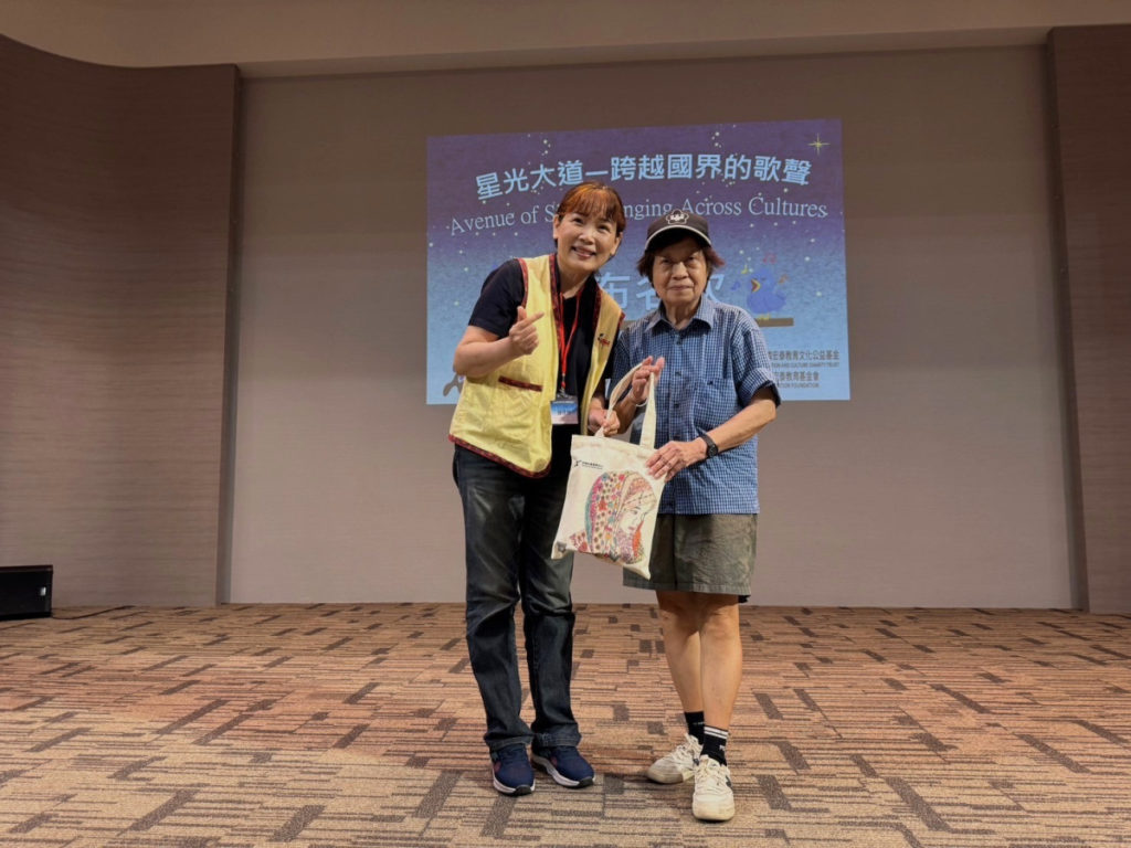 參賽雇主喻女士的家屬代表領獎