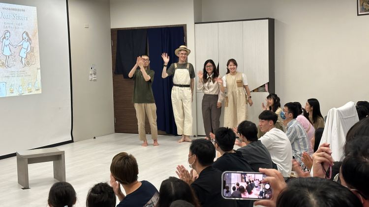歐奕廷 (戴帽者)與劇組人員